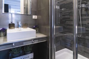 Shower, hair dryer, bidet, towels - Deluxe Double/Twin Room with Balcony (Roma)