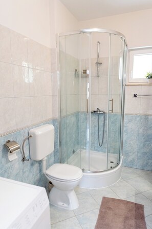 Shower, hair dryer, towels, soap - Jacuzzi – Kids' Playground – Free Parking (Kaštel Sucurac)