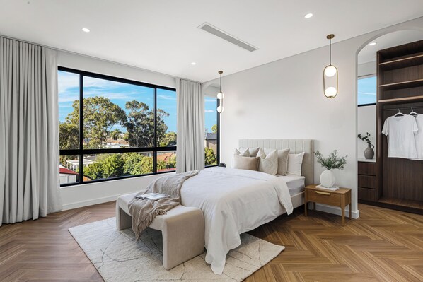 5 bedrooms, desk, WiFi, bed sheets