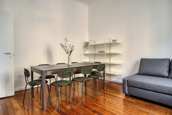 Apartment, 3 Bedrooms, 2 Bathrooms | Living area