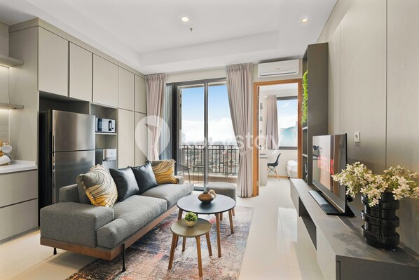 Appartement, 2 chambres, vue sur la ville | Aire de séjour | Téléviseur à écran plat