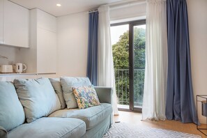 Apartamento urbano, 1 quarto, para não fumantes | Área de estar | TV 32 polegadas com canais a cabo