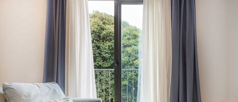 Appartement Ville, 1 chambre, non-fumeurs | Coin séjour | Télévision de 32 pouces avec chaînes par câble