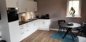 Kjøleskap, ovn, kokeplater og oppvaskmaskin