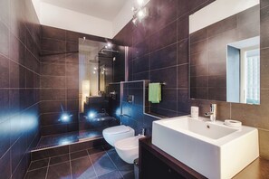 Comfort Apartment, City View | Bathroom - JOIVY Fashion Suite 26 (Como)