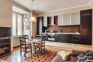 Apartamento conforto, vista para a cidade | Área de estar | TV LED 32 polegadas com canais digitais