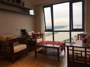 Departamento Deluxe, 3 habitaciones, balcón, vista a la ciudad | Área de sala de estar | Televisión de pantalla plana de 42 pulgadas con canales por cable 