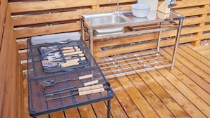 A wooden deck with a metal grill station and a sink. - ReSchool Nasu Glamp (Nasu)