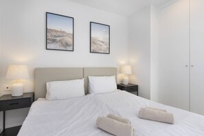 2 slaapkamers, een bureau, een strijkplank/strijkijzer, reisbedje