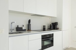 Kühlschrank, Mikrowelle, Ofen, Herdplatte
