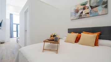 Tabla de planchar con plancha, wifi gratis y ropa de cama