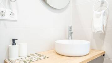 Ducha, secador de pelo, toallas y jabón