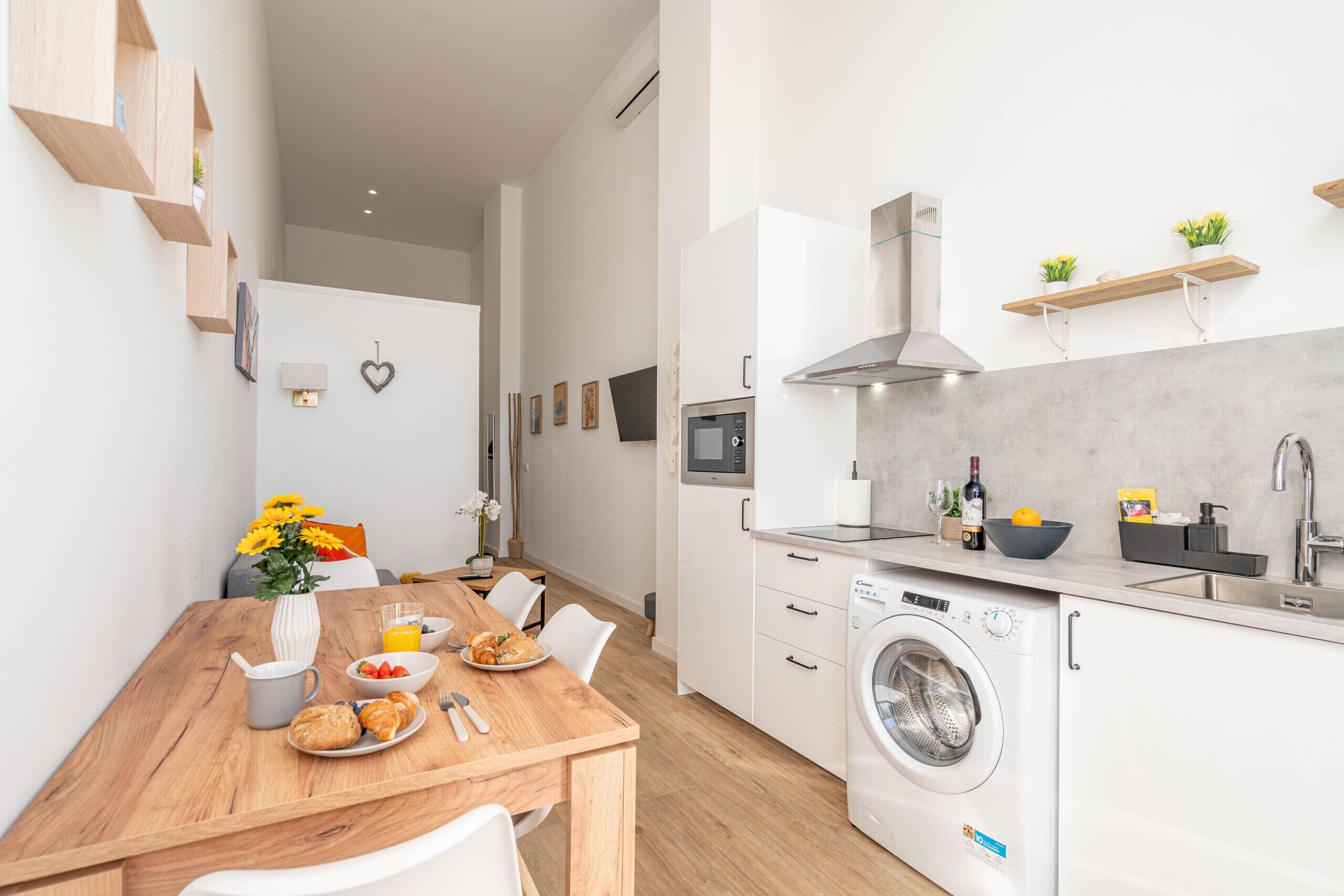 Een koelkast, een magnetron, een oven, een koffiezetapparaat/waterkoker