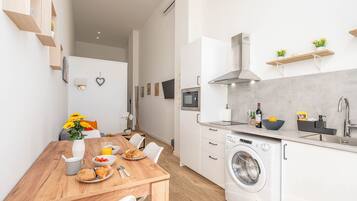 Frigorífico, microondas, horno y cafetera o tetera