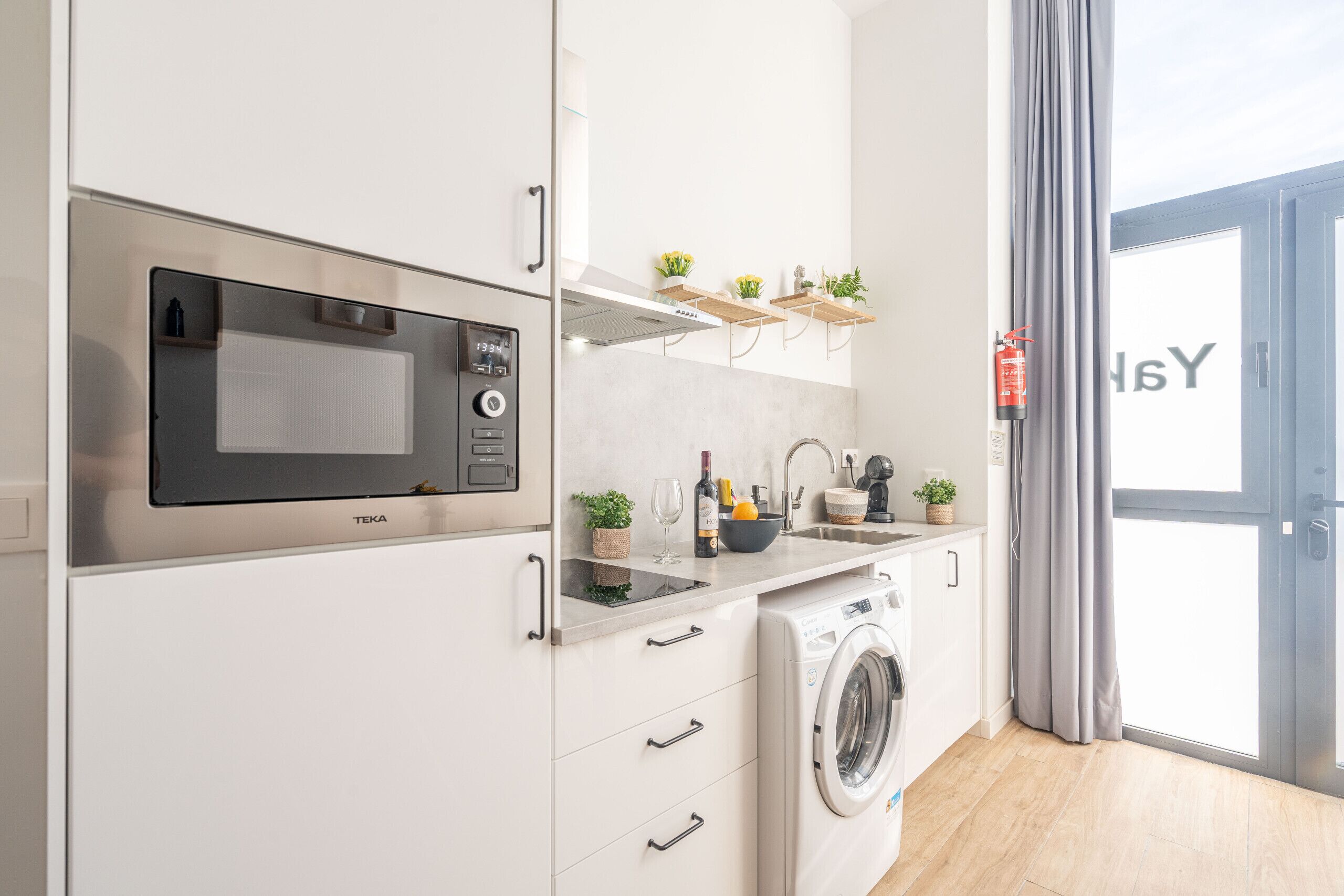 Een koelkast, een magnetron, een oven, een koffiezetapparaat/waterkoker