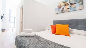 Tabla de planchar con plancha, wifi gratis, ropa de cama