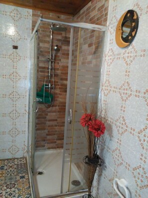 Bidet, toallas, jabón 