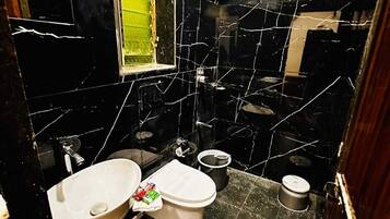 Douche, serviettes fournies, savon, papier toilette