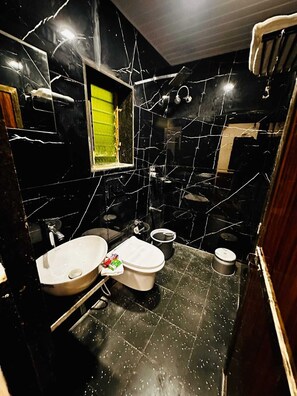 Suihku, ilmaiset hygieniatuotteet, pyyhkeet, saippua