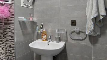 Towels, shampoo, toilet paper