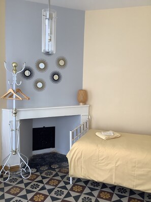 2 bedrooms, desk, iron/ironing board, free WiFi - Le Rameau 4 room ground floor apartment Sainte Ménéhould town center Marne (Sainte Ménéhould)