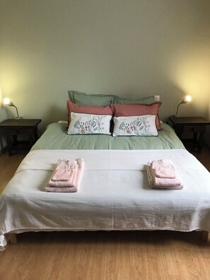 2 bedrooms, desk, iron/ironing board, free WiFi - Le Rameau 4 room ground floor apartment Sainte Ménéhould town center Marne (Sainte Ménéhould)