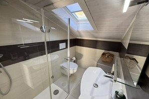 Douche, sèche-cheveux, bidet