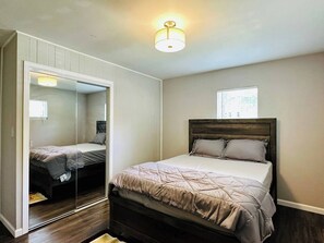 3 habitaciones, tabla de planchar con plancha, wifi y ropa de cama