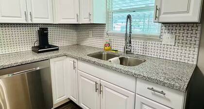 15 Minutes away from downtown. Entire guest house.