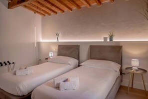 4 bedrooms, iron/ironing board, WiFi, bed sheets - DUOMO AND CHARM FLORENCE SUITES (Firenze)