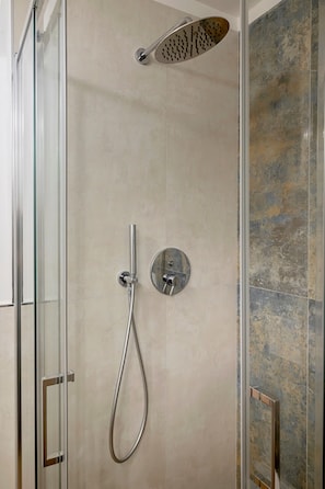 Regadera, secadora de cabello, bidet, toallas