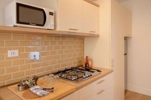 Fridge, microwave, oven, stovetop - DUOMO AND CHARM FLORENCE SUITES (Firenze)