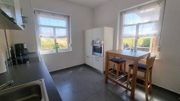 Wasserkocher mit Kaffee-/Teezubehör, Kühlschrank, Mikrowelle, Ofen
