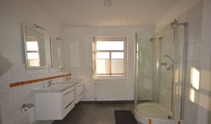 Dusche, Haartrockner, Handtücher, Seife