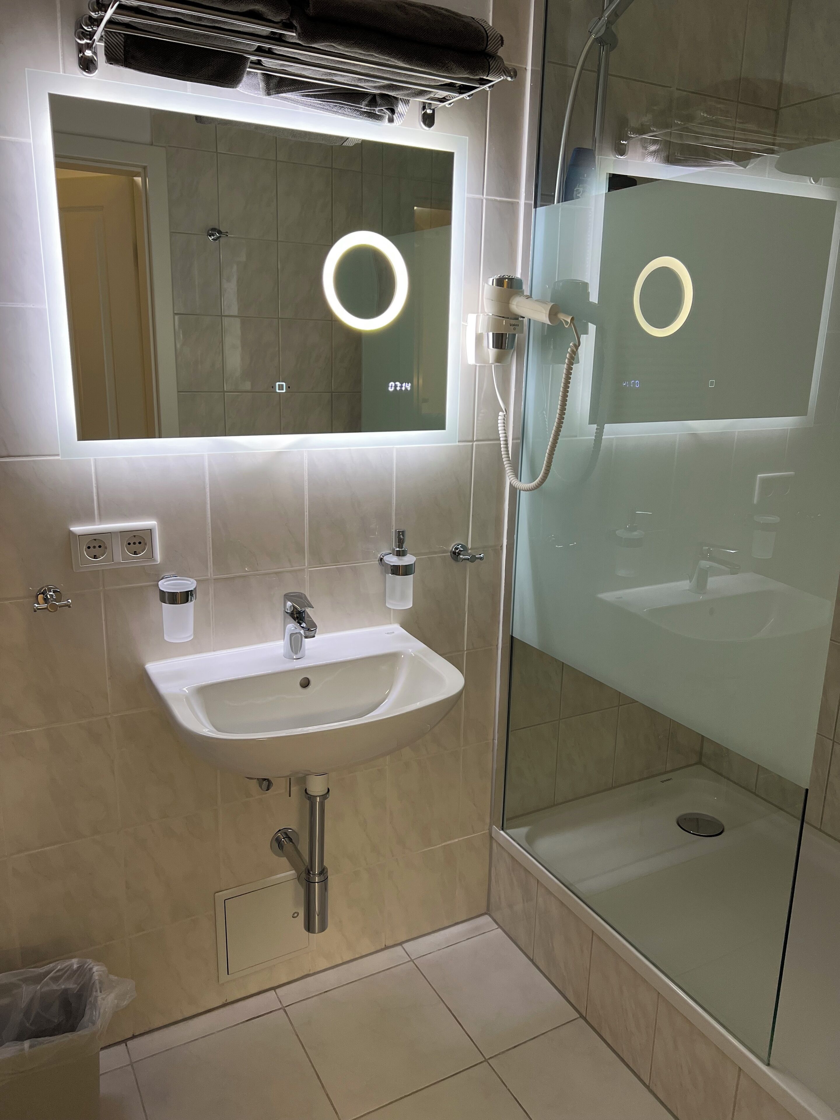 Standard Studio, Courtyard View | Bathroom | Shower, rainfall showerhead, hair dryer, soap