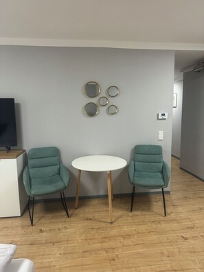 Standard Studio, 2 Single Beds, Kitchenette, Courtyard View | In-room dining