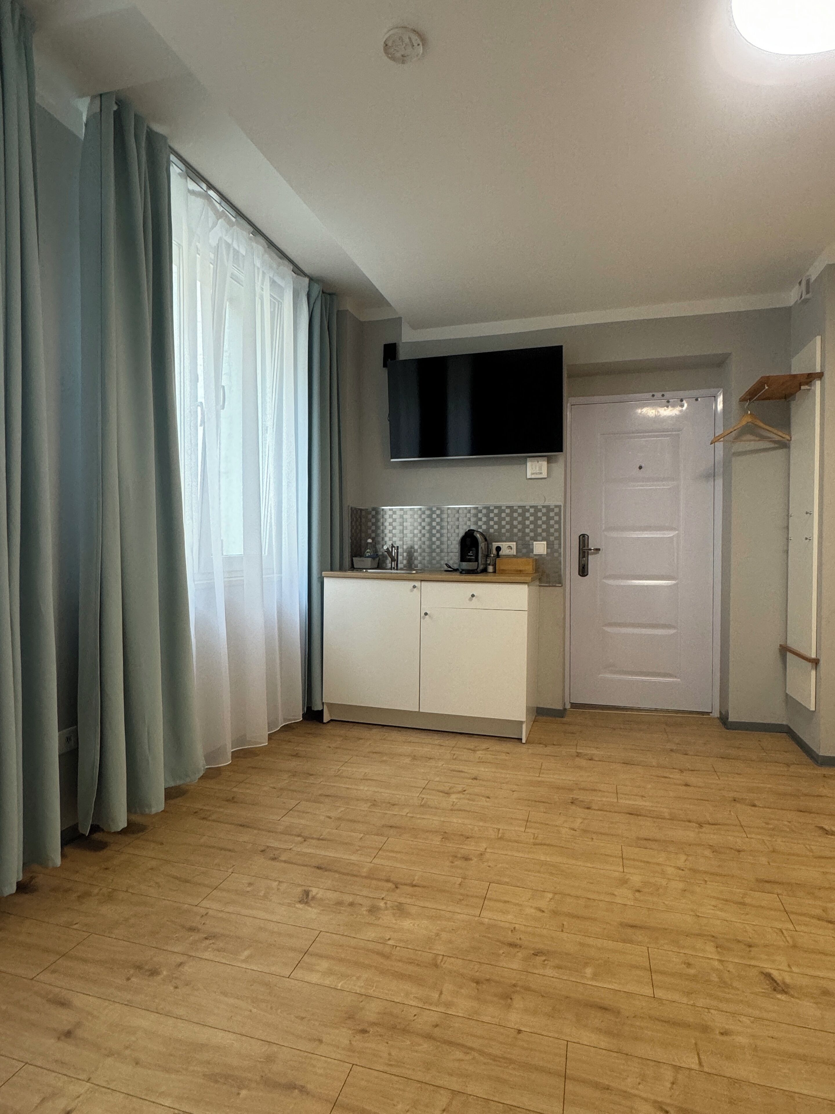 Standaard studio, 1 slaapkamer, niet-roken, uitzicht op binnenplaats | Verduisterende gordijnen, een strijkplank/strijkijzer, gratis wifi