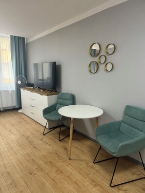 EstĂșdio standard, 2 camas de solteiro, cozinha americana, vista para o pĂĄtio | Cortinas blackout, ferros/tĂĄbuas de passar roupa, Wi-Fi de cortesia