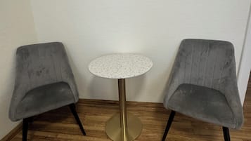 Rideaux occultants, fer et planche Ă  repasser, Wi-Fi gratuit