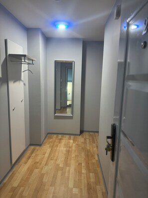 Estudio estándar, vistas al patio | Cortinas opacas, tabla de planchar con plancha, wifi gratis