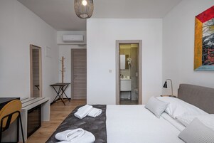 Quarto casal luxo, sacada, vista para o mar | Cofres nos quartos, Wi-Fi de cortesia