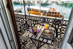 Quarto casal luxo, sacada, vista para o mar | Cofres nos quartos, Wi-Fi de cortesia