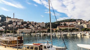 Quarto casal luxo, sacada, vista para o mar | Cofres nos quartos, Wi-Fi de cortesia
