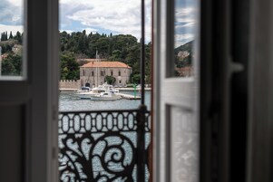 Quarto casal luxo, sacada, vista para o mar | Cofres nos quartos, Wi-Fi de cortesia