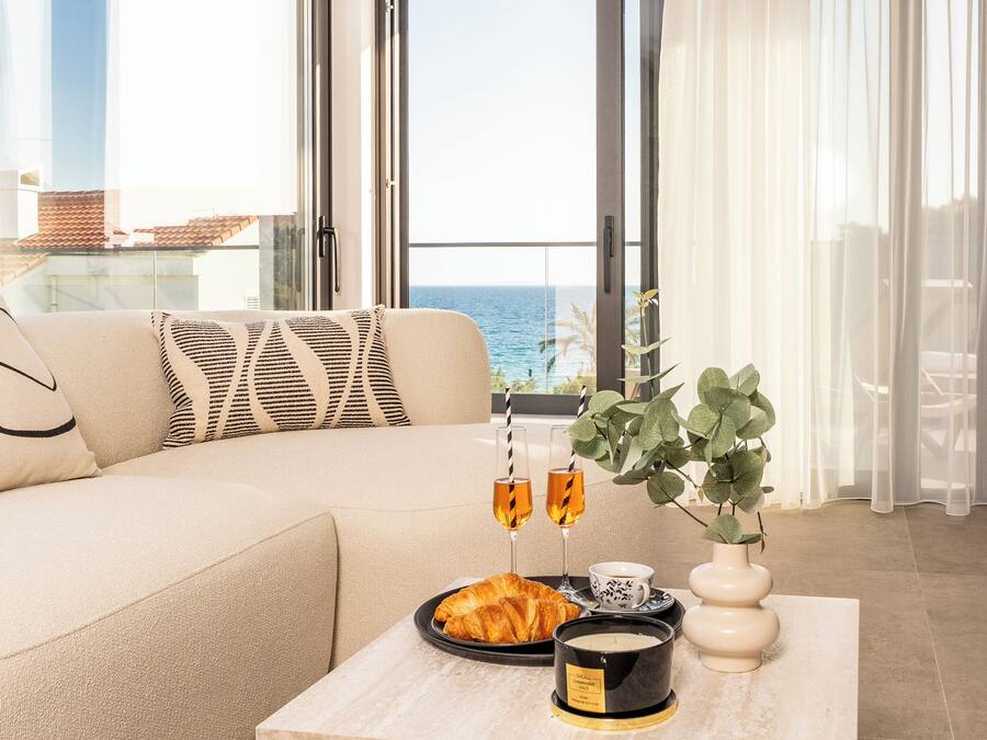 Deluxe appartement, 4 slaapkamers, privézwembad, uitzicht op zee | Een kluis op de kamer, individueel gedecoreerd, individueel gemeubileerd