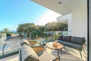 Leilighet – deluxe, 4 soverom, balkong | Safe på rommet, individuelt dekorert og individuelt innredet