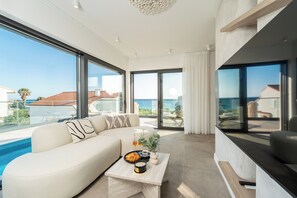 Deluxe appartement, 4 slaapkamers, privézwembad, uitzicht op zee | Een kluis op de kamer, individueel gedecoreerd, individueel gemeubileerd