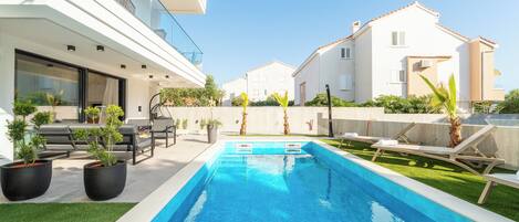 Appartement Luxe, 2 chambres, piscine privée, rez-de-chaussée | Terrasse/Patio