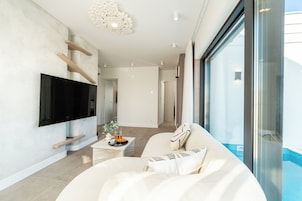 Apartamento luxo, 4 quartos, piscina particular, vista para o mar | Cofres nos quartos, individualmente decorados