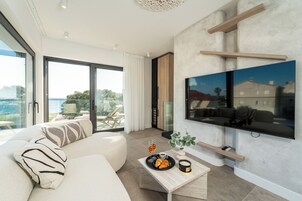 Apartamento luxo, 4 quartos, piscina particular, vista para o mar | Cofres nos quartos, individualmente decorados
